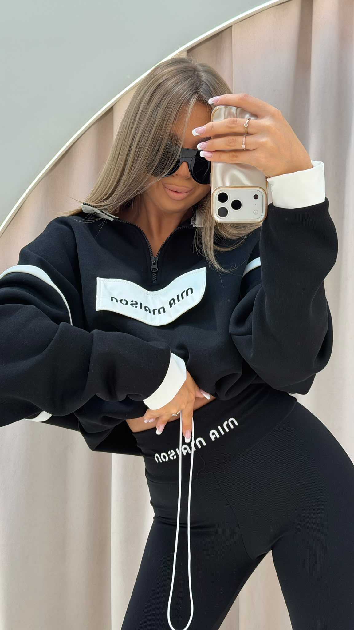 MM708 Spodnie Legginsy Damskie Mia Maison Prążek z Haftowanym Logo Czarne