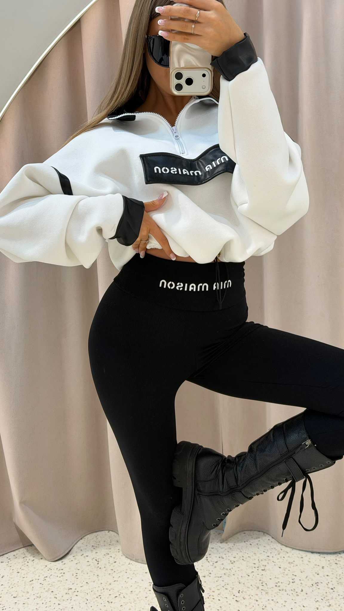 MM708 Spodnie Legginsy Damskie Mia Maison Prążek z Haftowanym Logo Czarne