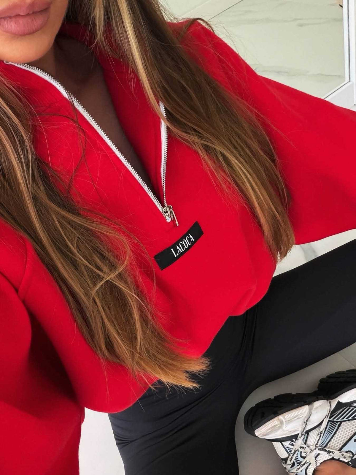 LC779 Krótka Dresowa Bluza Damska La Coca haft Logo Czerwona