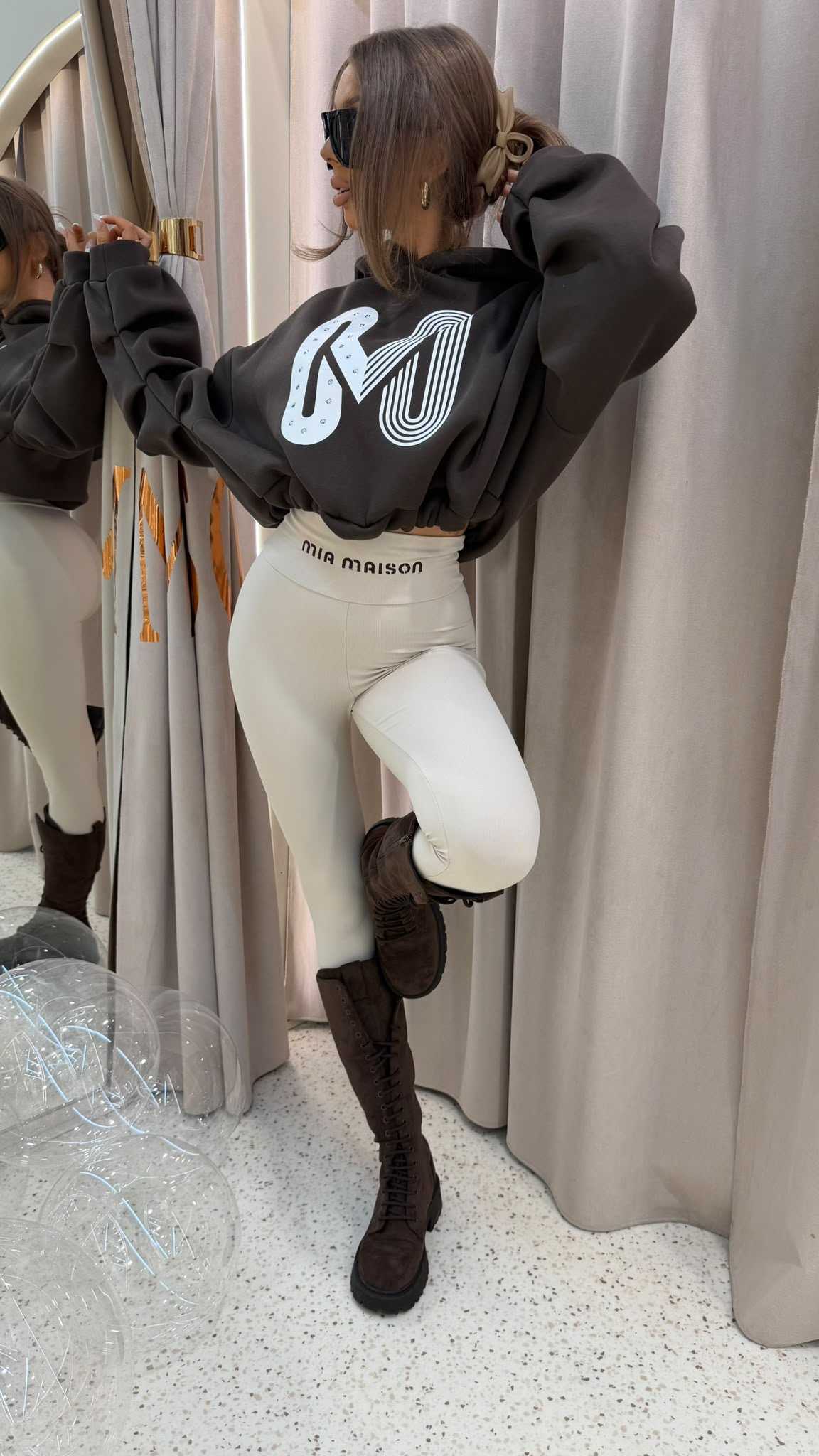 MM756 Dresowa Bluza Damska z Kapturem Mia Maison LOGO Brązowa