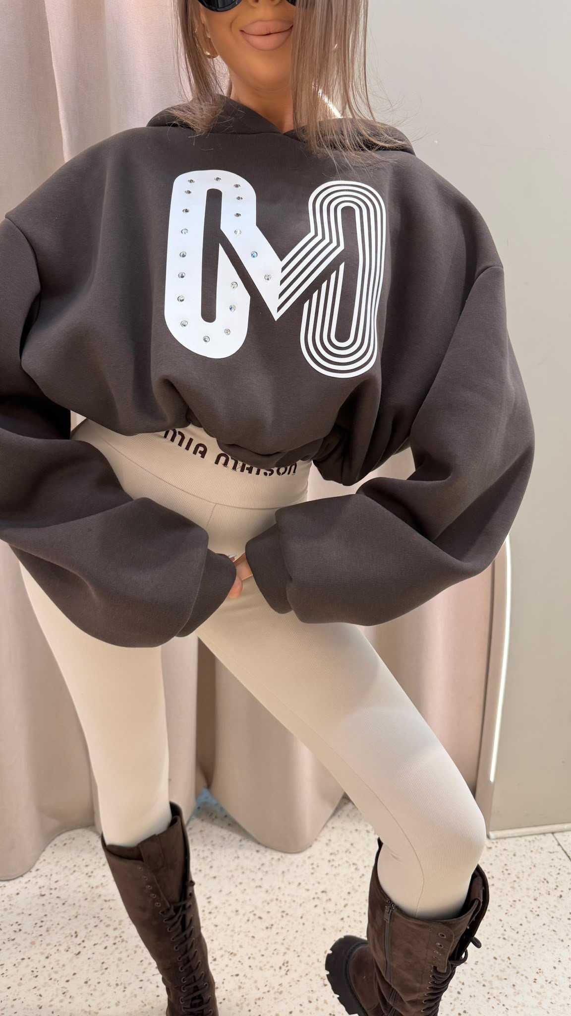 MM756 Dresowa Bluza Damska z Kapturem Mia Maison LOGO Brązowa