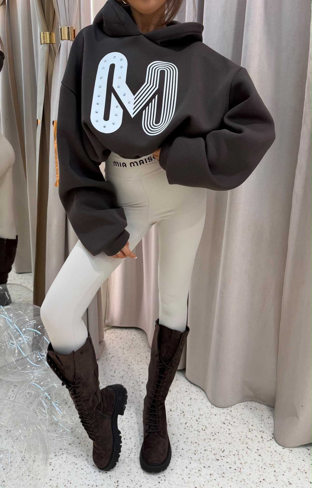 MM756 Dresowa Bluza Damska z Kapturem Mia Maison LOGO Brązowa