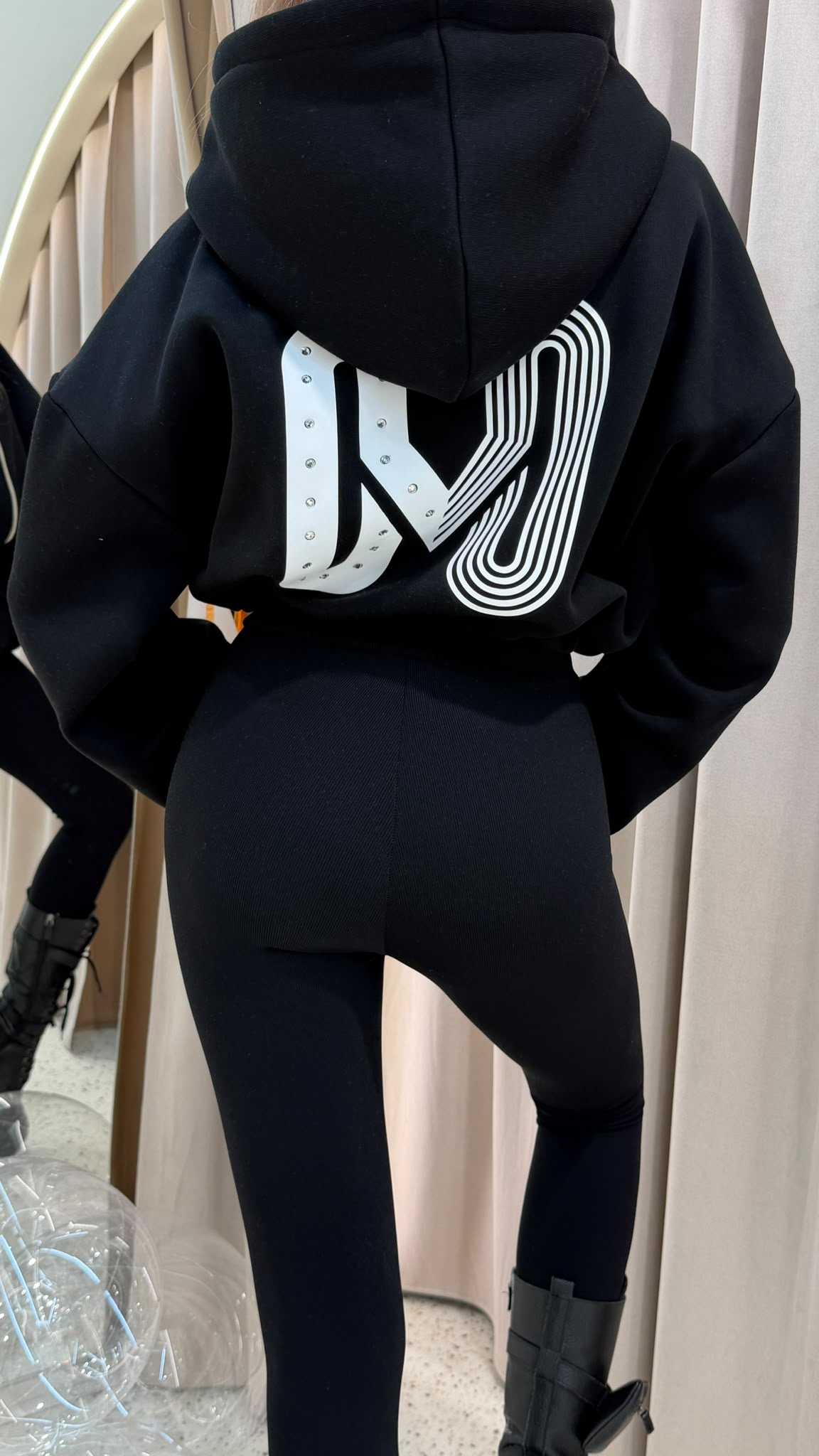 MM755 Dresowa Bluza Damska z Kapturem Mia Maison LOGO na Zamek Czarna