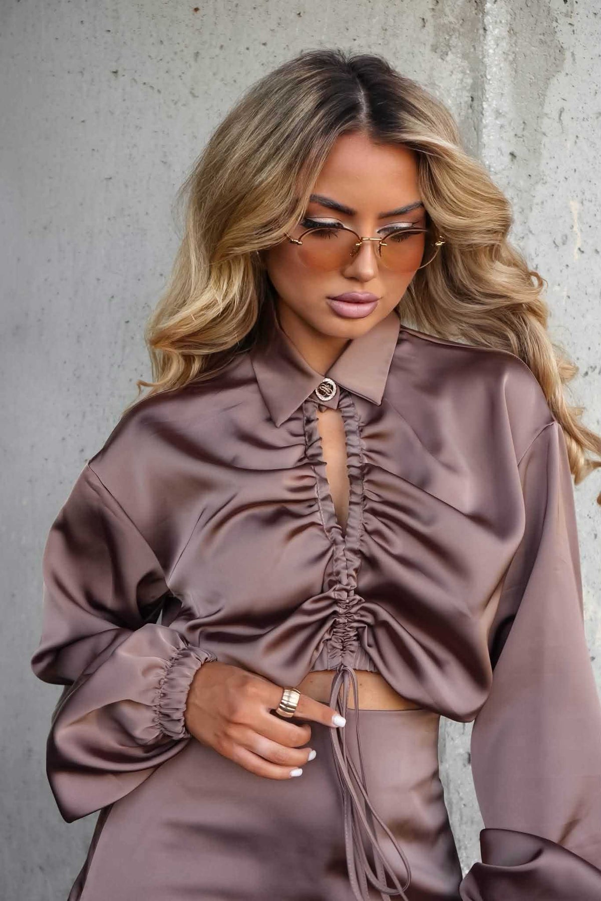 LM791 Elegancka Koszula Satynowa La Monne Ciemny Beżowa