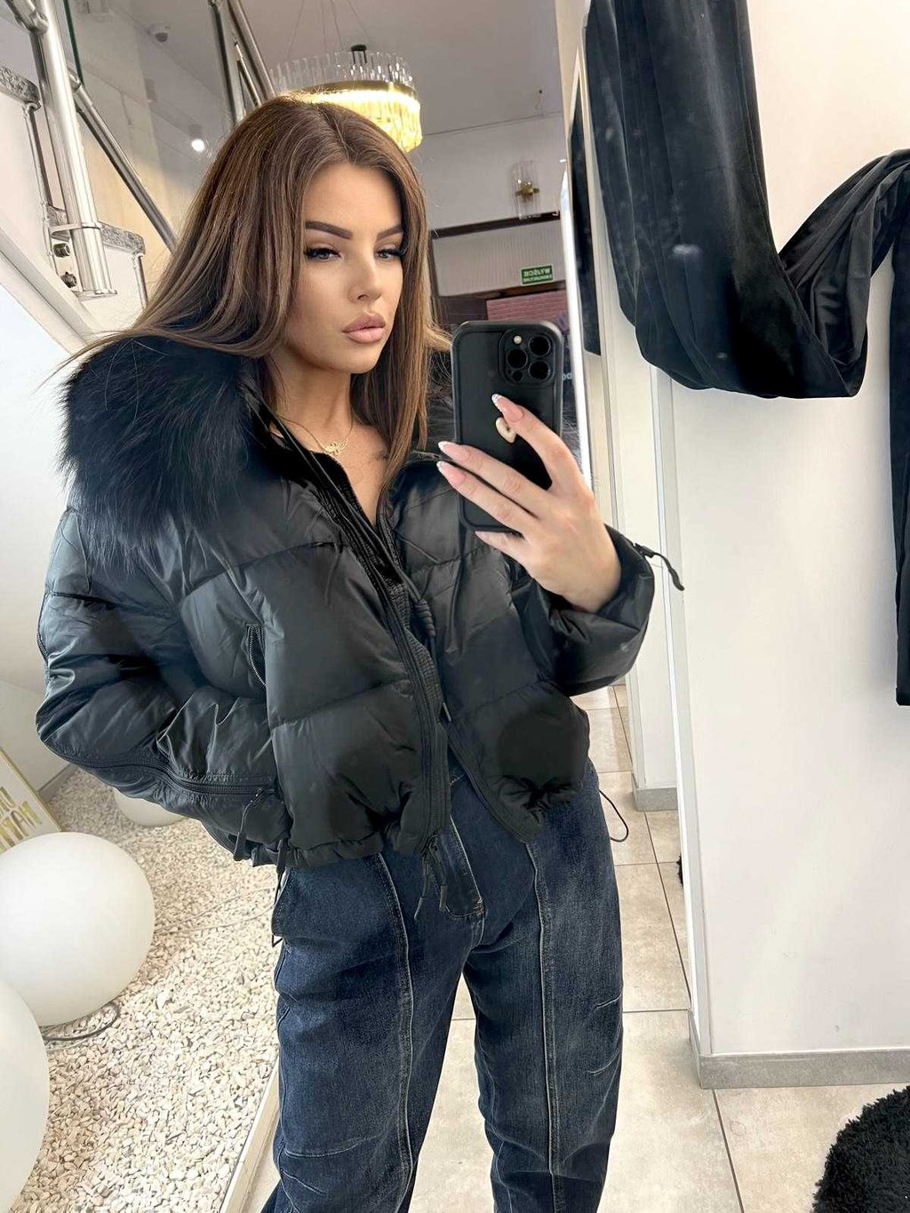 DM377 Kurtka Puchowa Czarna z Zamkami z Naturalnym Obszyciem