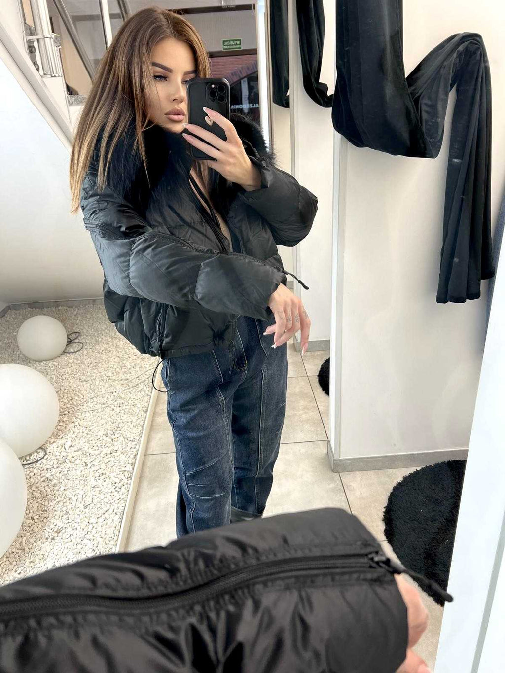 DM377 Kurtka Puchowa Czarna z Zamkami z Naturalnym Obszyciem