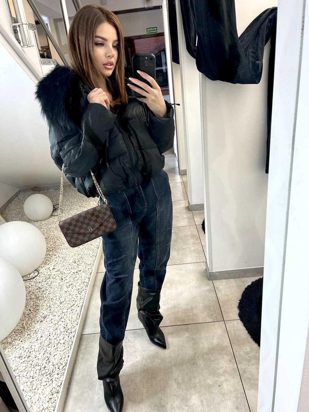 DM377 Kurtka Puchowa Czarna z Zamkami z Naturalnym Obszyciem