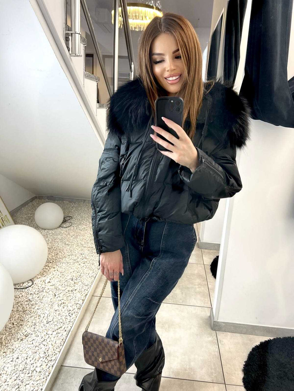 DM377 Kurtka Puchowa Czarna z Zamkami z Naturalnym Obszyciem