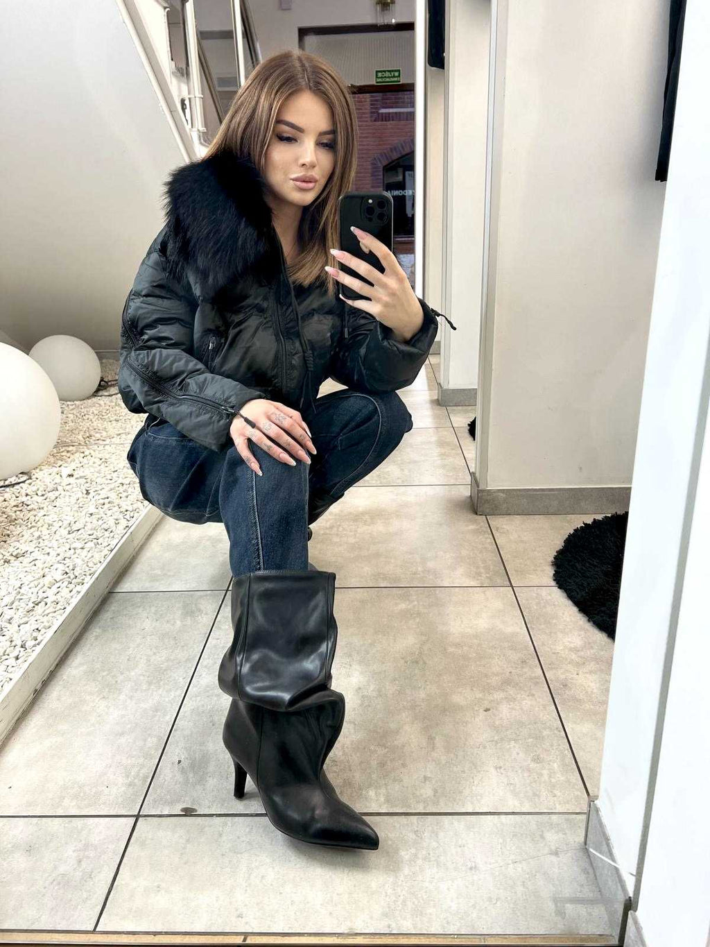 DM377 Kurtka Puchowa Czarna z Zamkami z Naturalnym Obszyciem