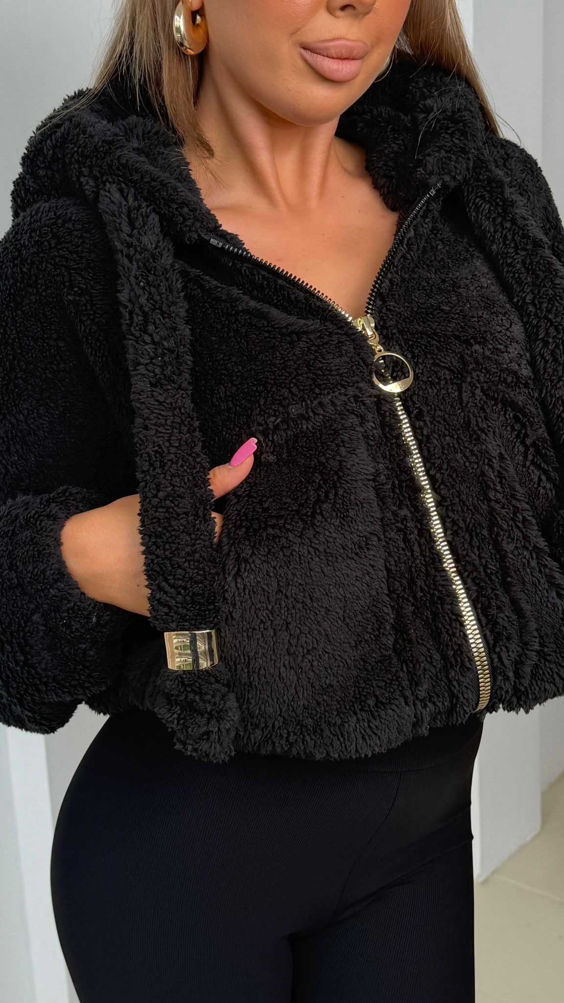 MM787 Bluza Damska na Zamek z Kapturem Teddy na Mia Maison Czarna